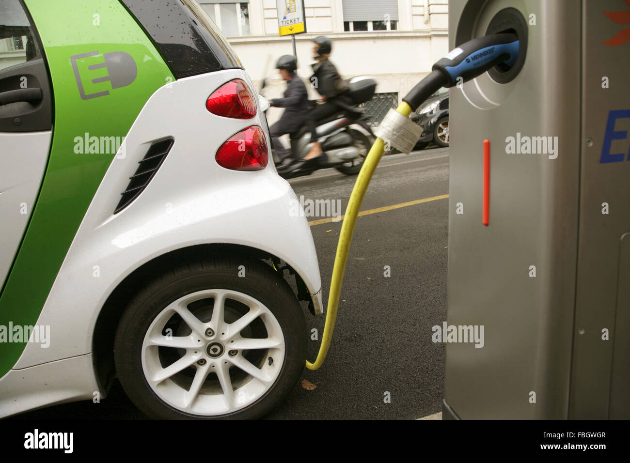 Smart FourTwo Elektroauto aufgeladen von einem Straßenrand Ladestation, Rom, Italien. Stockfoto