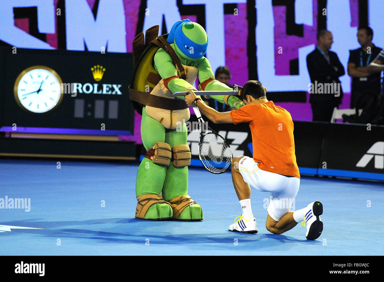 Melbourne, Australien. 16. Januar 2016. 2016 Australian Tennis Open Championships. Familientag im Melbourne Park. Novak Djokovic (SRB) ist eine Hommage an die Ninja Schildkröte Credit: Action Plus Sport/Alamy Live News Stockfoto