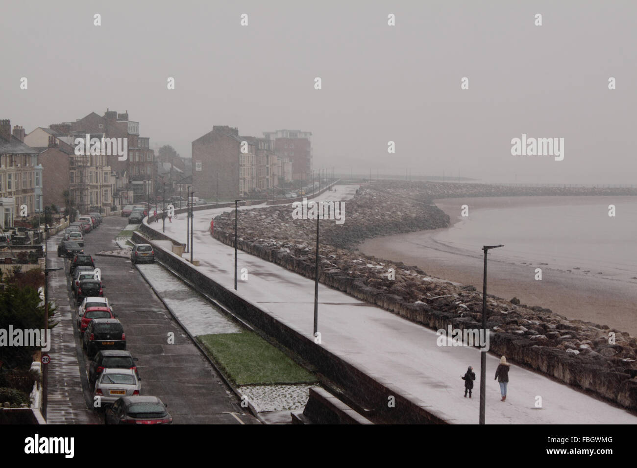 Morecambe, Lancashire, UK. 16. Januar 2016. Samstag Nachmittag sah ein Schneegestöber auf Sandylands Promenade Morecambe zu begleichen. UK-Wettervorhersage bleibt kalt mit Eis und Frost.  Bildnachweis: David Billinge/Alamy Live-Nachrichten Stockfoto