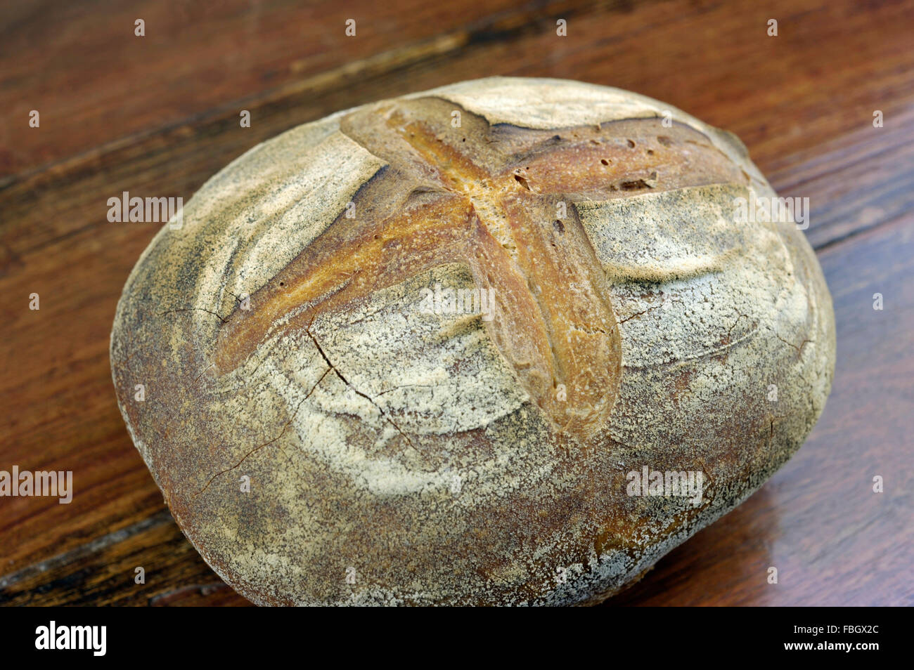 Crusty Sauerteig runden Laib Brot. Stockfoto