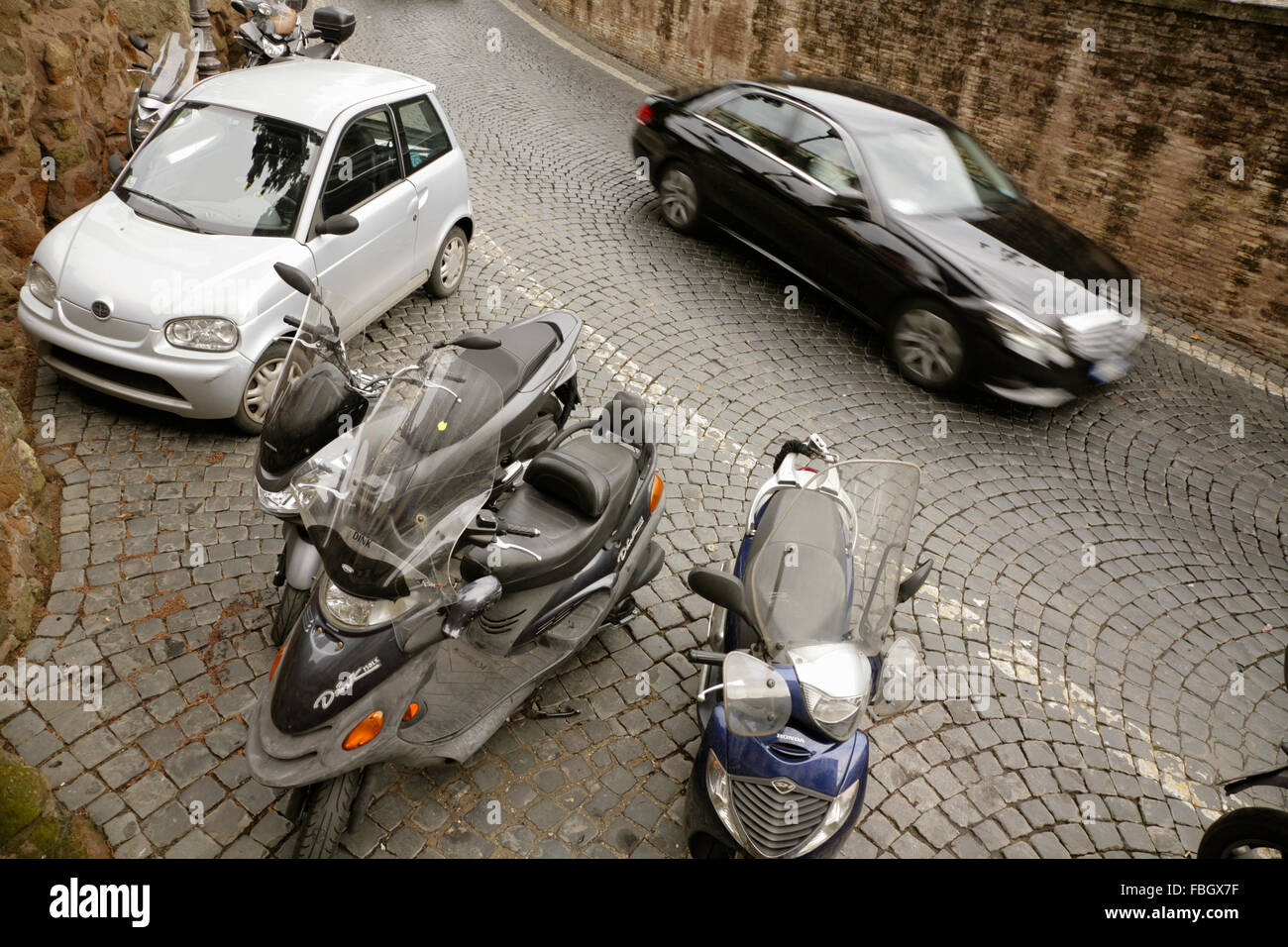 Italcar elektrische Microcar geparkt neben Autorikschas als große Limousine Auto fährt vorbei, Rom, Italien. Stockfoto