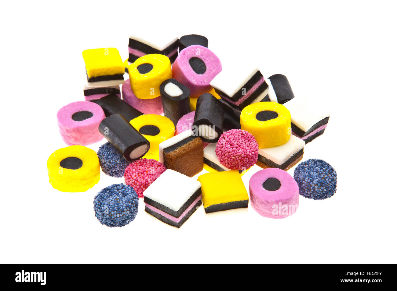 Lakritze Allsorts Süßigkeiten in farbenfrohen abstrakten Stack-Design isoliert auf weißem Hintergrund. Stockfoto