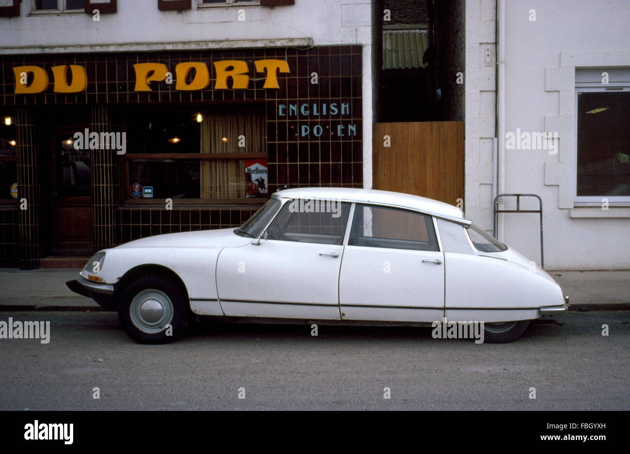 AJAXNETPHOTO - ST. BRIEUC, FRANKREICH - FRANZÖSISCHE AUTOFAHREN ICON - CITROEN DS LIMOUSINE VOR EINEM CAFE GEPARKT. FOTO: JONATHAN EASTLAND/AJAX. REF: 010875 Stockfoto