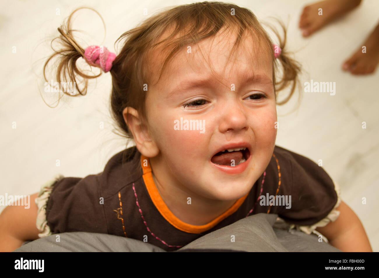 Kleinkind Mädchen im Alter von 2,5 Jahren werfen einen Wutanfall. Stockfoto