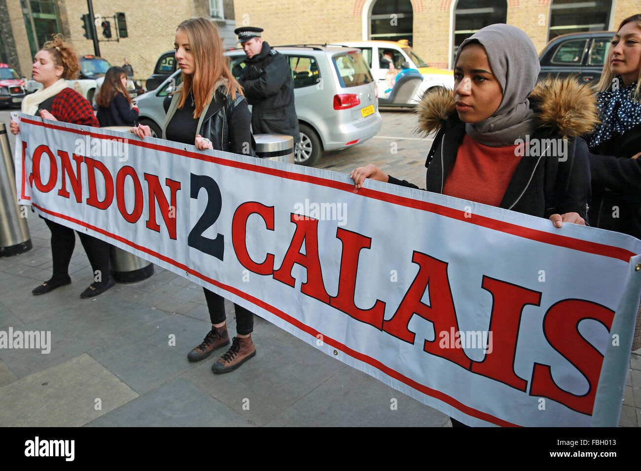 London, UK. 16. Januar 2016. Aktivisten aus London 2 Calais protestieren außerhalb St. Pancras Station als Teil einer internationalen Tag der Aktion in Solidarität mit Flüchtlingen. Bildnachweis: Mark Kerrison/Alamy Live-Nachrichten Stockfoto