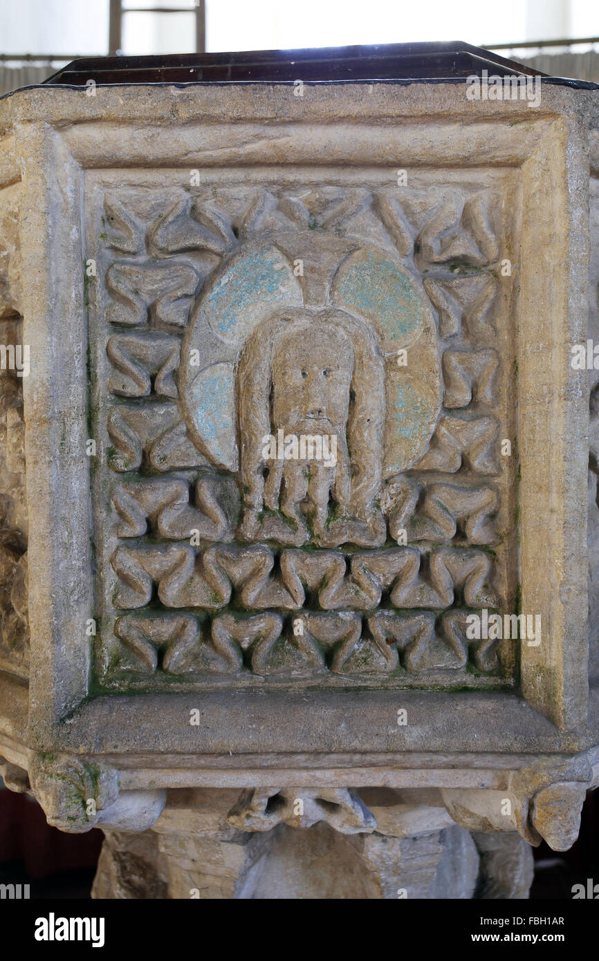 Detail der 14. Jahrhundert Schriftart. St. Johannes der Täufer Kopf auf ein Ladegerät (Gericht), St. Michael Kirche, Irstead, Norfolk Stockfoto
