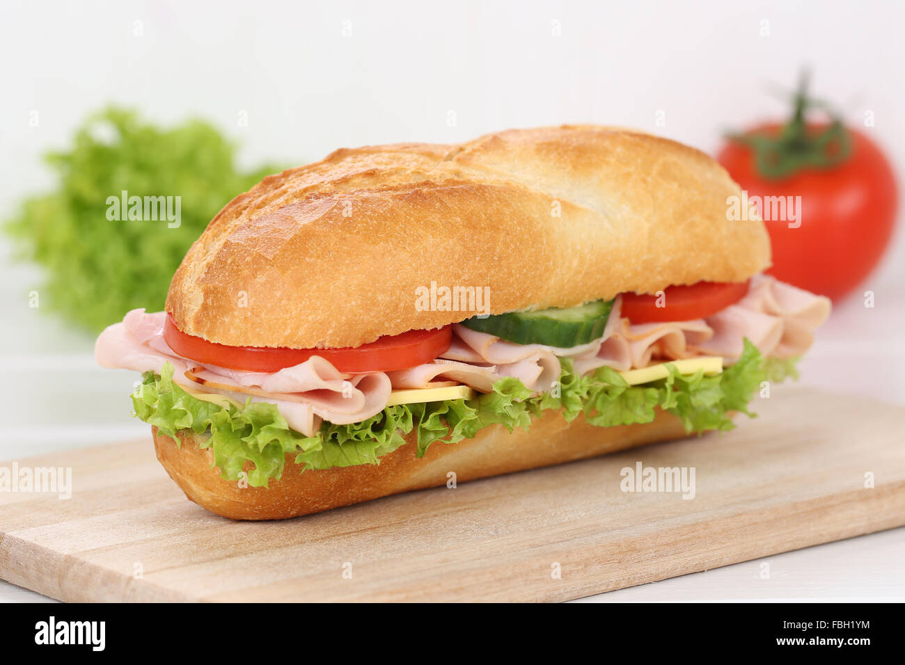 Sub-Deli Sandwich-Baguette mit Schinken, Käse, Tomaten und Salat zum Frühstück Stockfoto