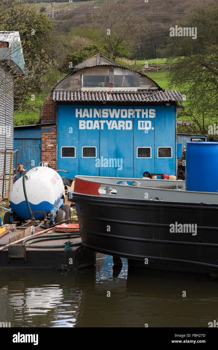 Hainsworths Werft an der Leeds and Liverpool Canal, Bingley, wo Kanalboote repariert und festgemacht - West Yorkshire, England, GB, UK Ltd.. Stockfoto