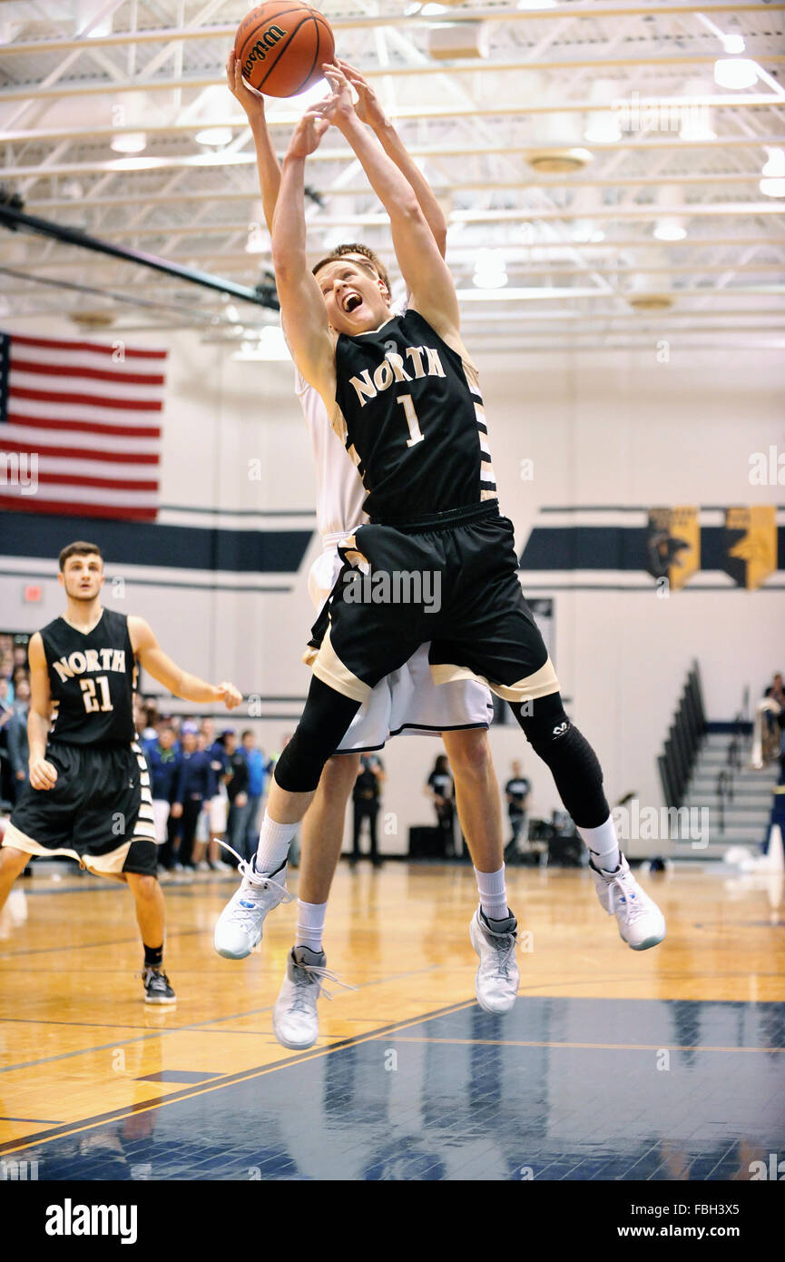 Eine voll erweiterten Schutz nicht in der Lage, eine offensive Rebound, dass seine Reichweite bei einem High School Basketball Spiel entgangen zu erreichen. USA. Stockfoto