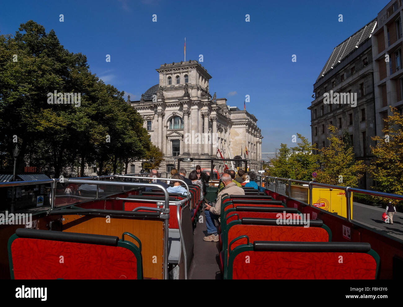 Auf eine Berlin-Tour-Bus nähert sich den Rücken des Reichstags. Stockfoto