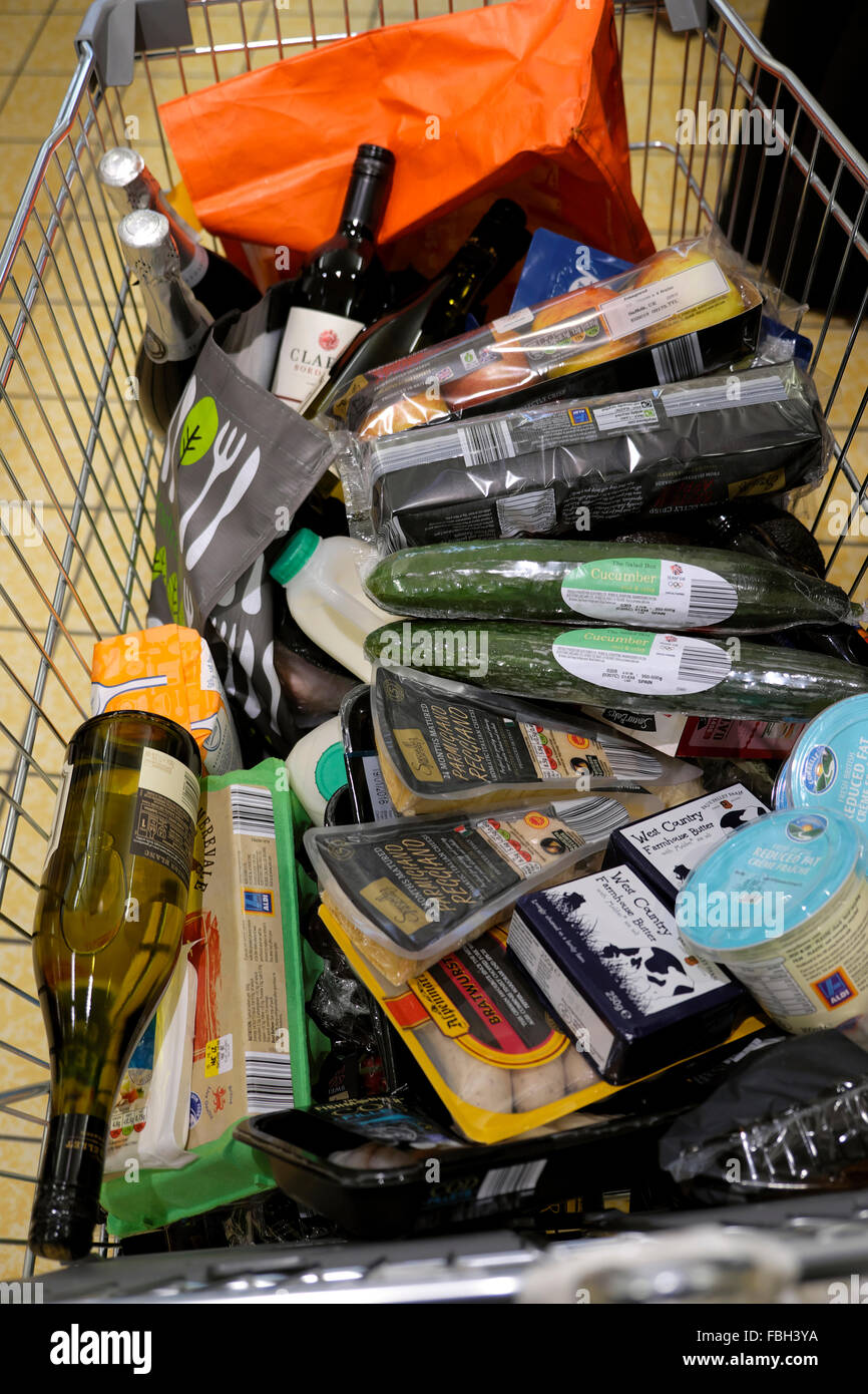 Aldi Supermarkt trolley Warenkorb mit Gemüse, Käse Wein Flaschen in der Warteschlange an der Kasse im niedrigen Kosten Deutsche store DEUTSCHLAND KATHY DEWITT Stockfoto