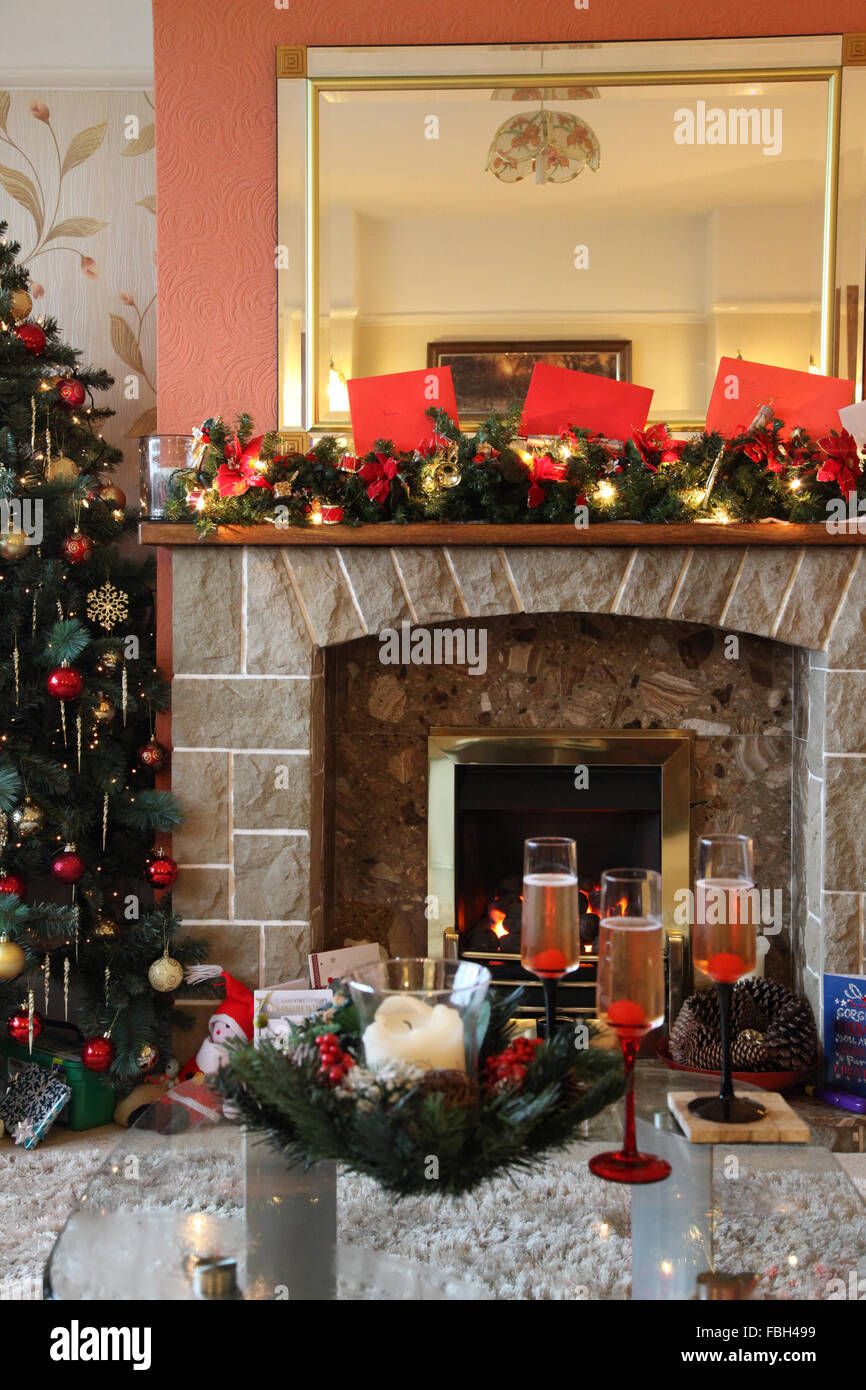 Festliche Getränke zur Weihnachtszeit vor einem echten Feuer Stockfoto