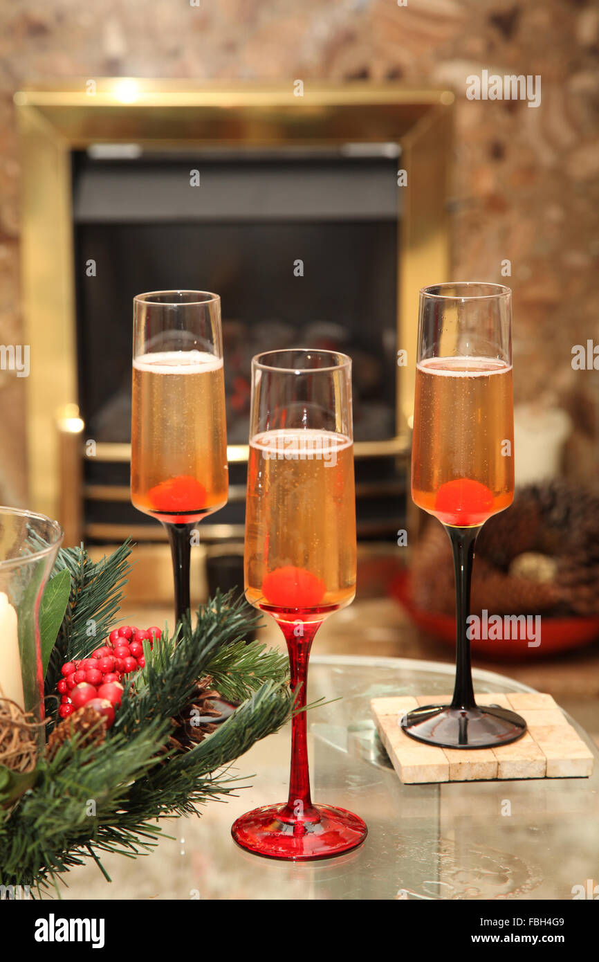 Festliche Getränke zur Weihnachtszeit vor einem echten Feuer Stockfoto