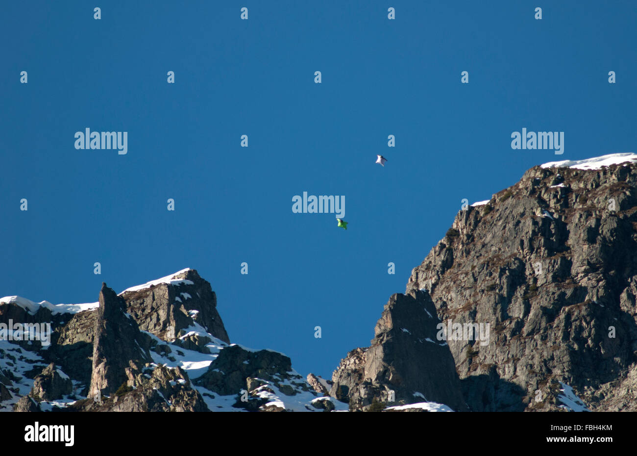 2 Wingsuit-Piloten während des Fluges nach dem Start von Brevent Ski-Liftstation in Chamonix, Mt Blanc Stockfoto
