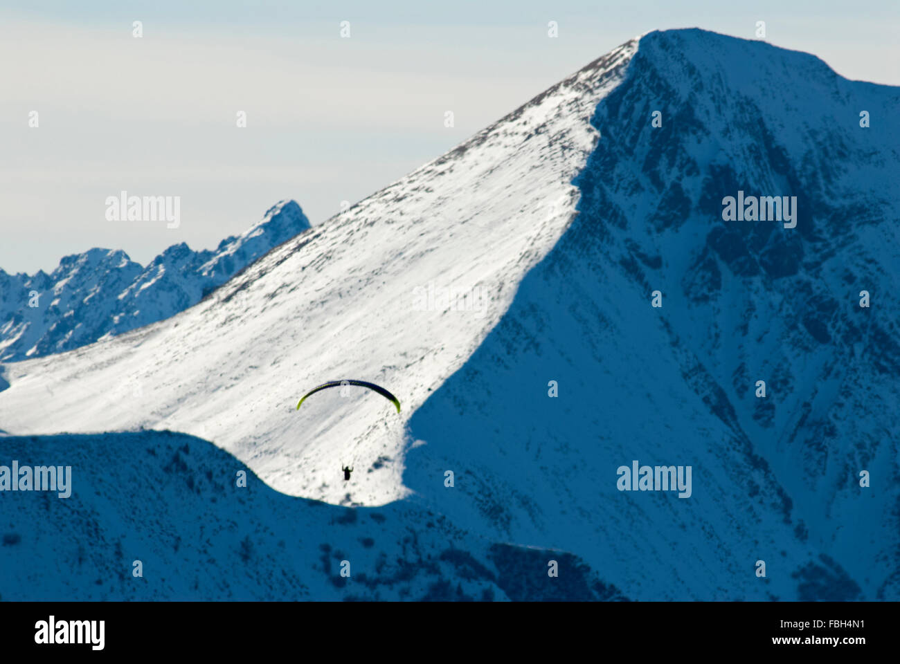 Gleitschirmflieger schweben hoch über dem Tal von Chamonix Stockfoto