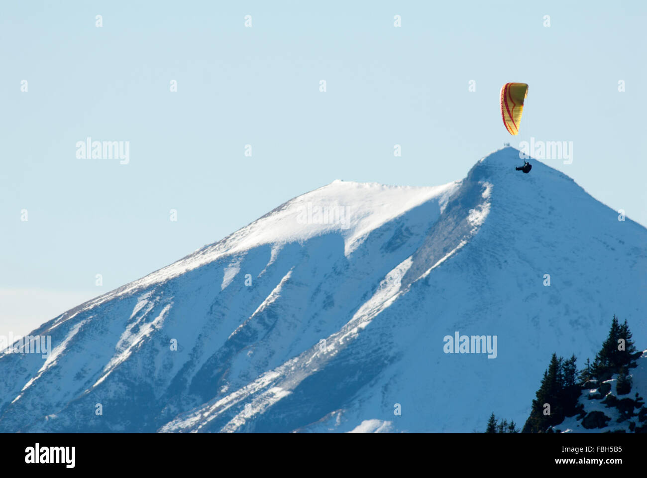 Gleitschirmflieger schweben hoch über dem Tal von Chamonix Stockfoto