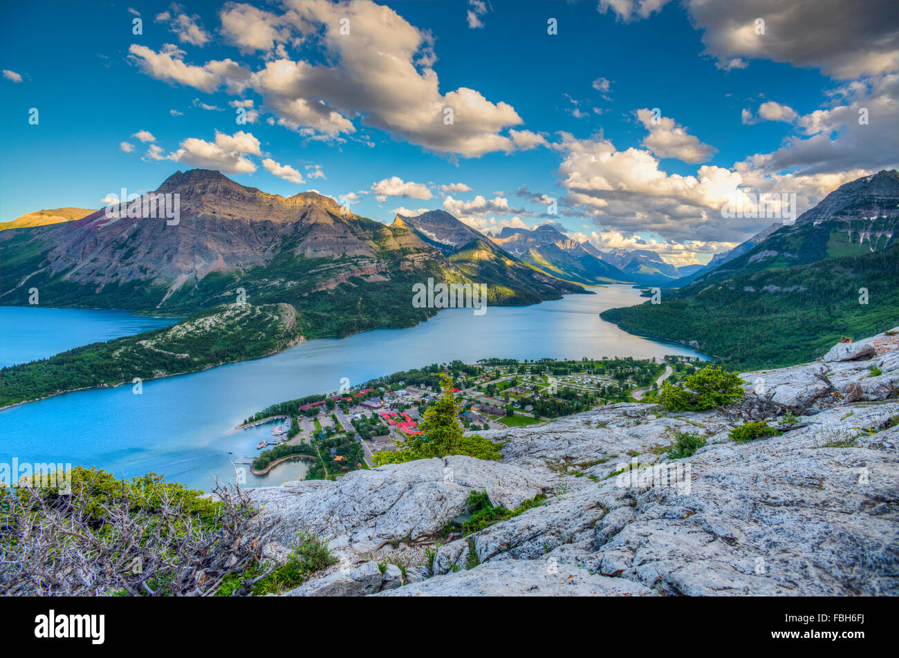 Mountain Top Aussicht mit Blick auf Waterton Lakes und Townsite, Waterton National Park Kanada Stockfoto