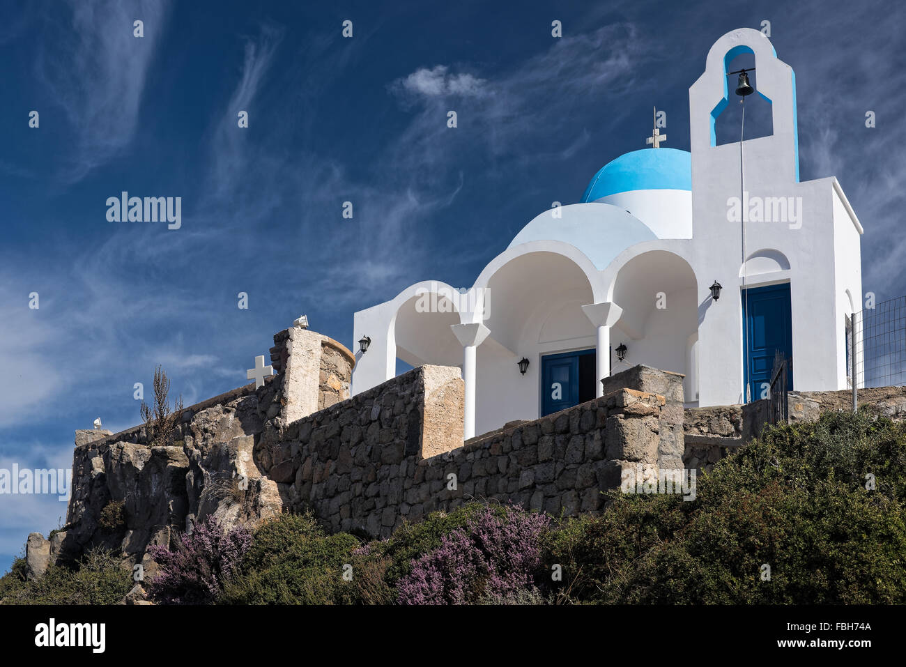 Traditionelle Kirche auf einem Hügel in Nisyros Insel, Griechenland Stockfoto