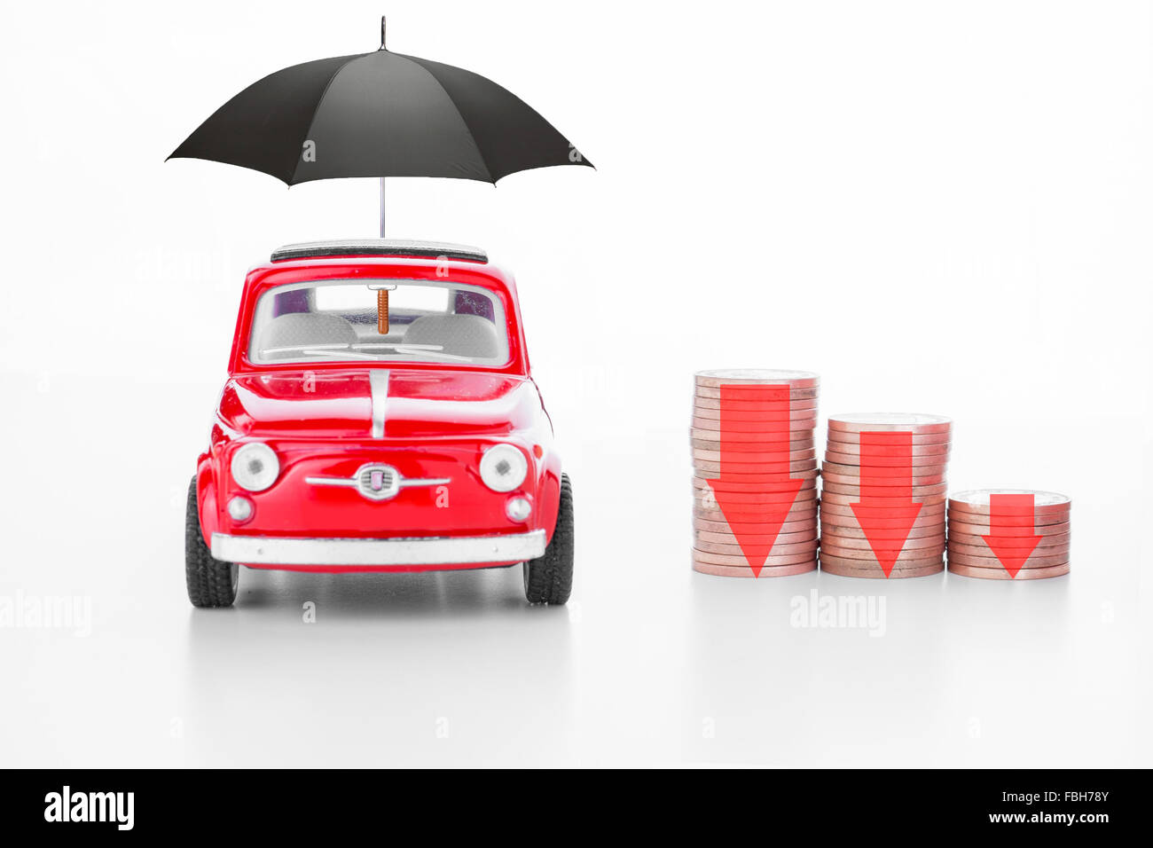 Ein Auto mit einem Regenschirm und abnehmender Münzen, was auf einen  Rückgang beim Wert/Ergebnis Stockfotografie - Alamy