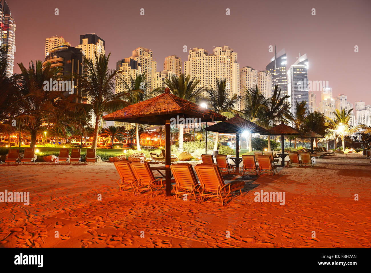 Strand-Nachtbeleuchtung des Luxus-Hotels, Dubai, Vereinigte Arabische Emirate Stockfoto