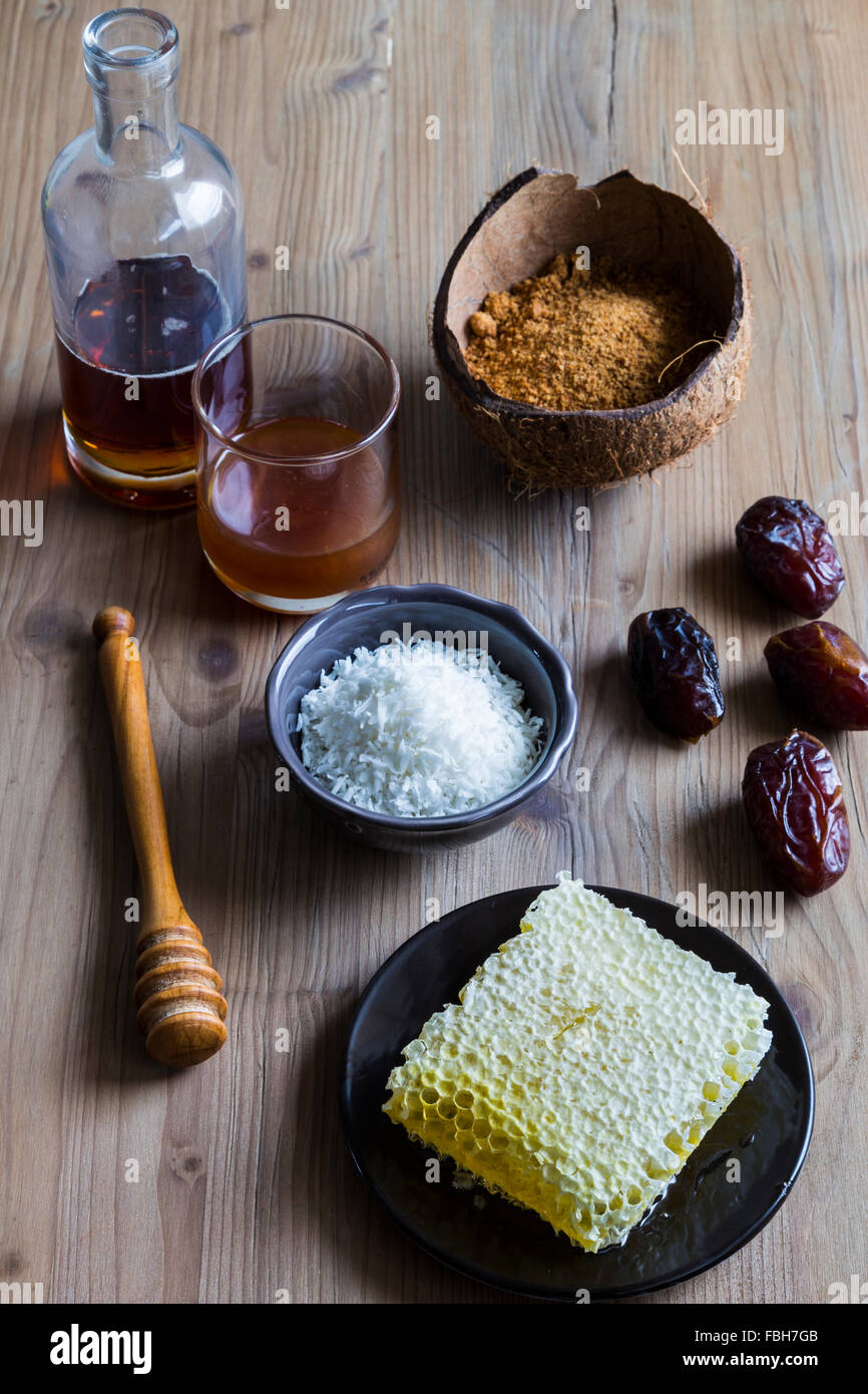 Waben mit Ahornsirup Zucker stammt, Kokosraspeln und Zucker Stockfoto