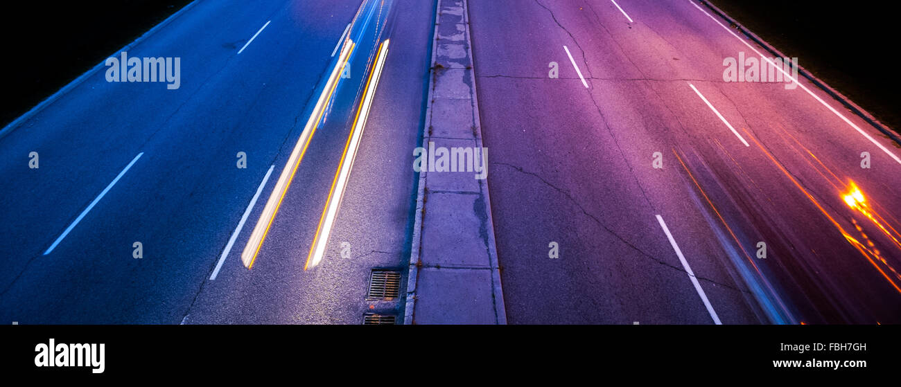 Verkehr in der Nacht.  Kopf und Schweif helle Streifen von vorbeifahrenden Autos beleuchten die Fahrbahn. Stockfoto