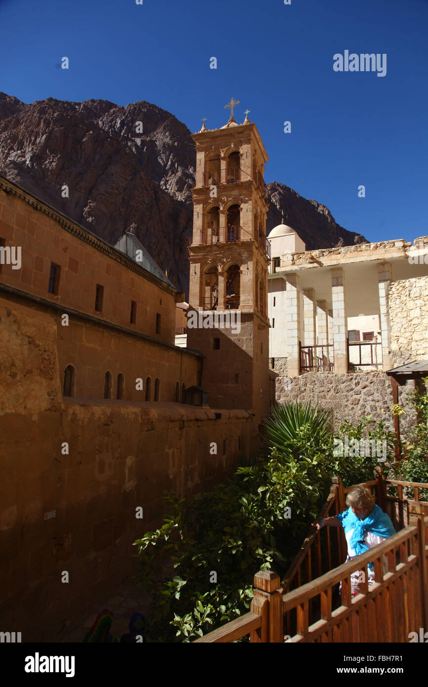 Süd-Sinai, Ägypten. 16. Januar 2016. Ein Tourist besucht Katharinenkloster in Süd-Sinai, Ägypten, 16. Januar 2016. Das Kloster ist eines der ältesten christlichen Klöster der Arbeiten in der Welt und auch ein UNESCO-Weltkulturerbe. Bildnachweis: Ahmed Gomaa/Xinhua/Alamy Live-Nachrichten Stockfoto