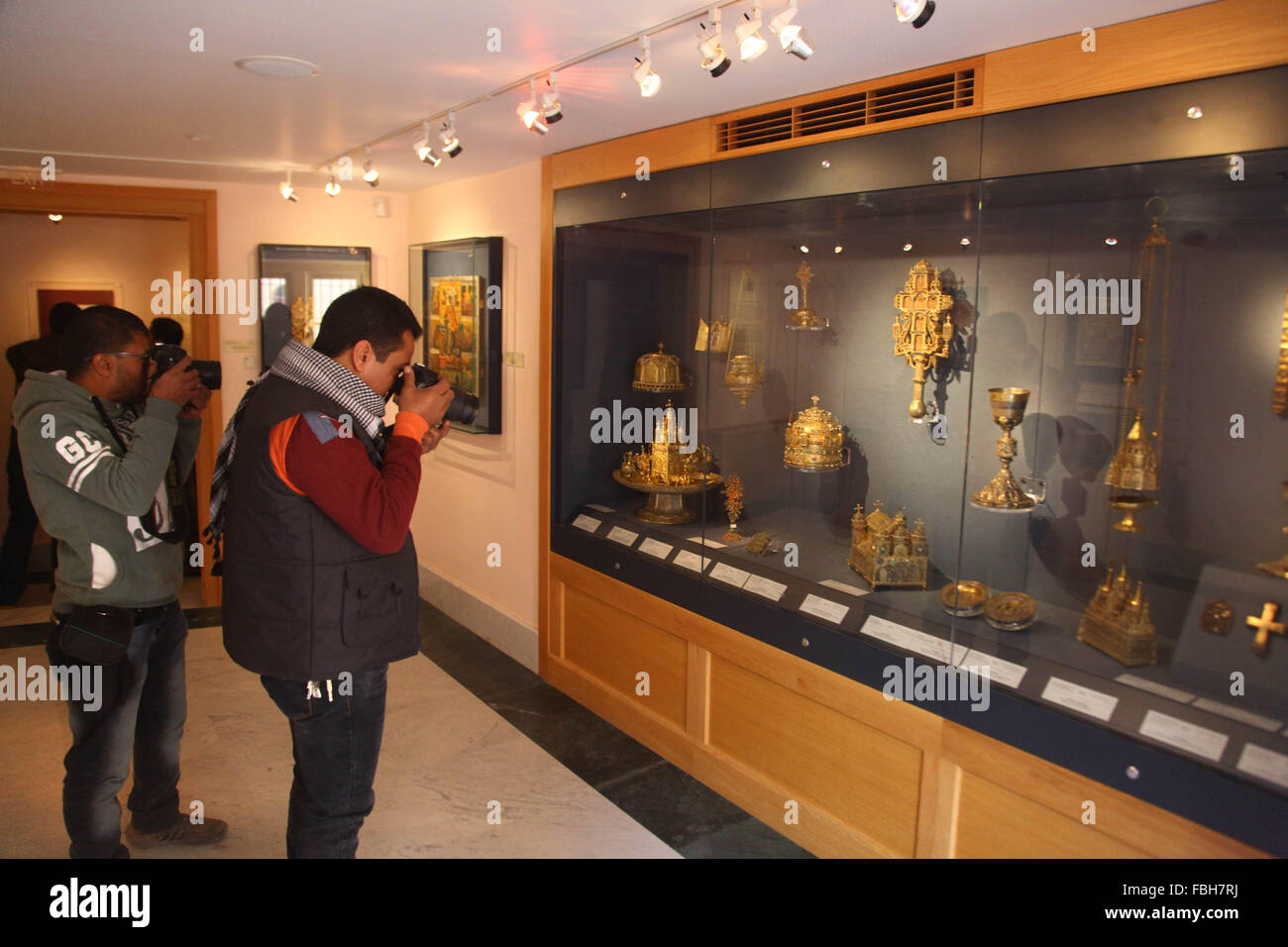 Süd-Sinai, Ägypten. 16. Januar 2016. Touristen fotografieren historische Relikte Hlgs. Museum in Süd-Sinai, Ägypten, 16. Januar 2016. Das Kloster ist eines der ältesten christlichen Klöster der Arbeiten in der Welt und auch ein UNESCO-Weltkulturerbe. Bildnachweis: Ahmed Gomaa/Xinhua/Alamy Live-Nachrichten Stockfoto