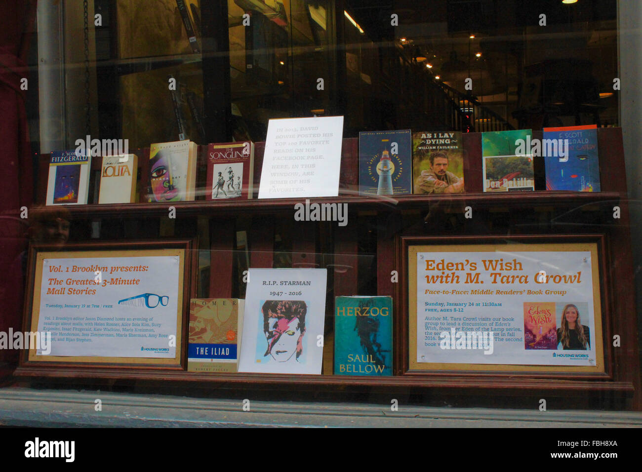 David Bowie Memorial Buch Display Gehäuse Werke Nächstenliebe Buchhandlung Manhattan 10012 Stockfoto