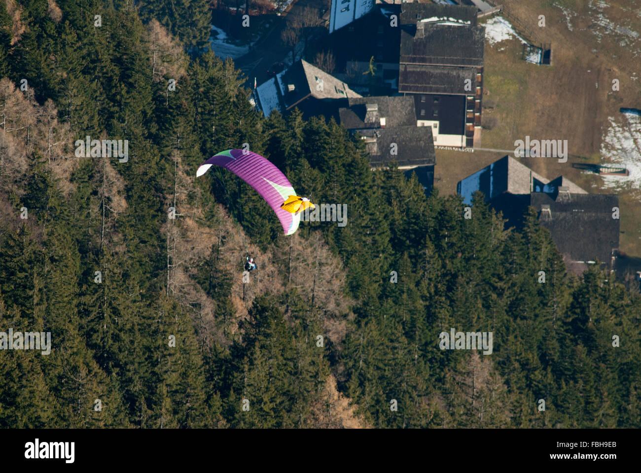 Wingsuit Pilot über Paraglider Flügel auf der alpine Mountain soaring Stockfoto