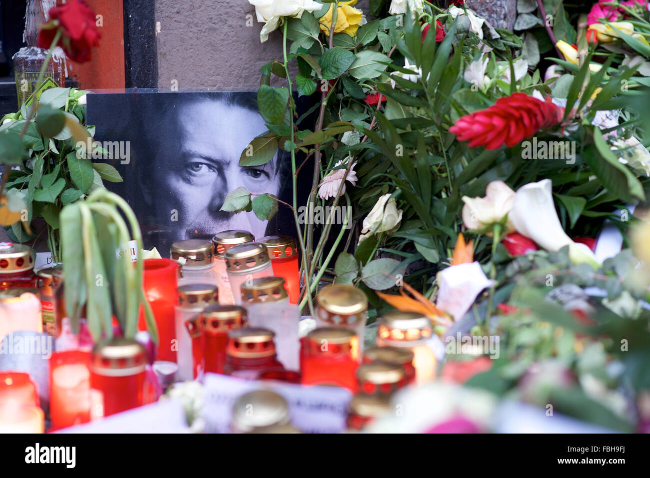 David Bowie stirbt am Sonntag, den 10. Januar 2016. Trauernde zahlen ihren Respekt mit Blumen und Botschaften an seiner ehemaligen Schöneberger Adresse in Berlin Stockfoto