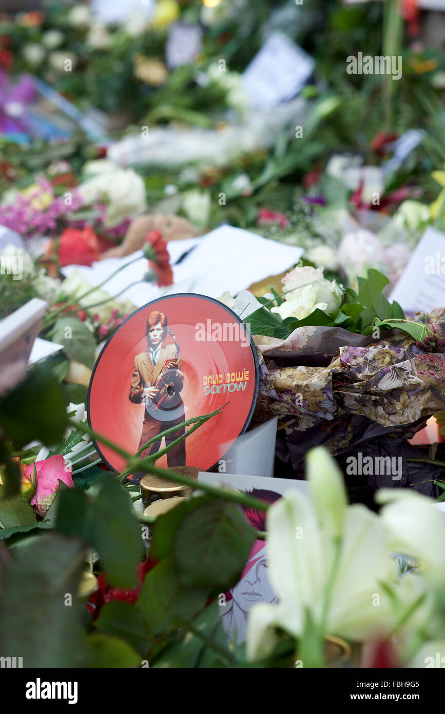 David Bowie stirbt am Sonntag, den 10. Januar 2016. Trauernde zahlen ihren Respekt mit Blumen und Botschaften an seiner ehemaligen Schöneberger Adresse in Berlin Stockfoto