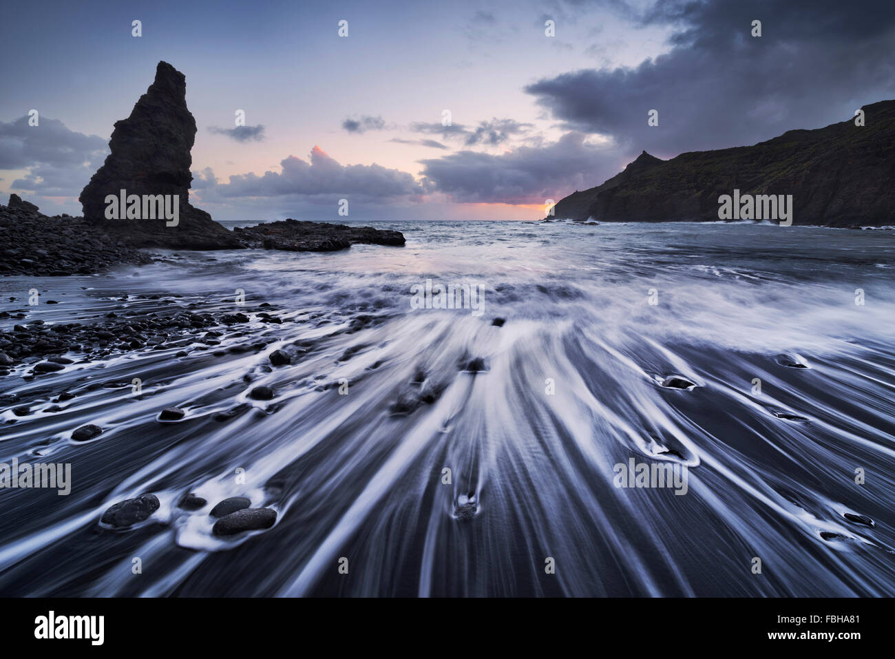 Spanien, La Gomera, Insel, Strand, Surfen, Langzeitbelichtung, Rock, Rock-Nadel, Licht, Stimmung, Morgen, mystisch, Nikon, Landschaft, schwarz, Lava, den Kanarischen Inseln Stockfoto