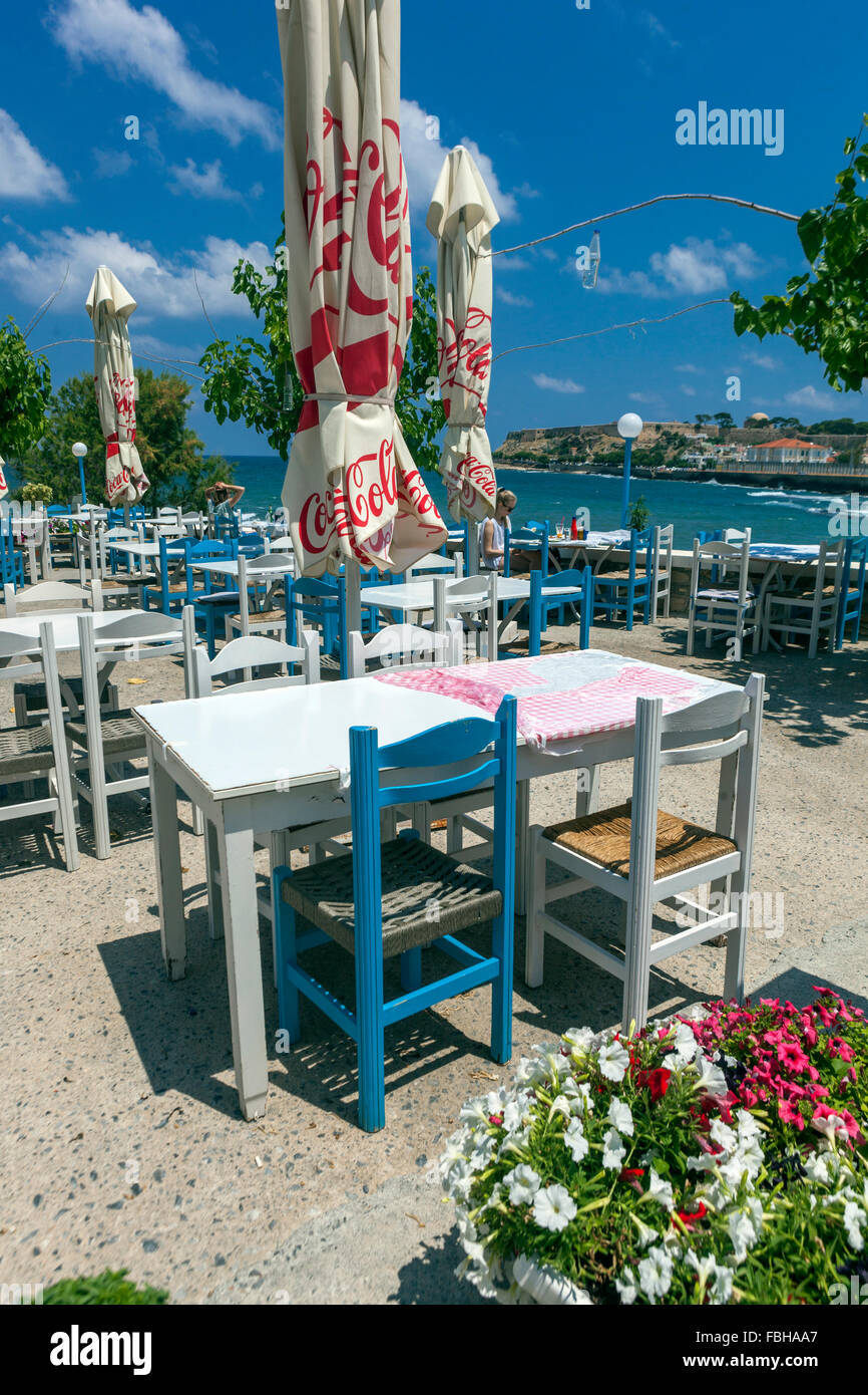 Taverne mit Blick auf das Meer, Rethymno, Kreta, Griechenland Stockfoto
