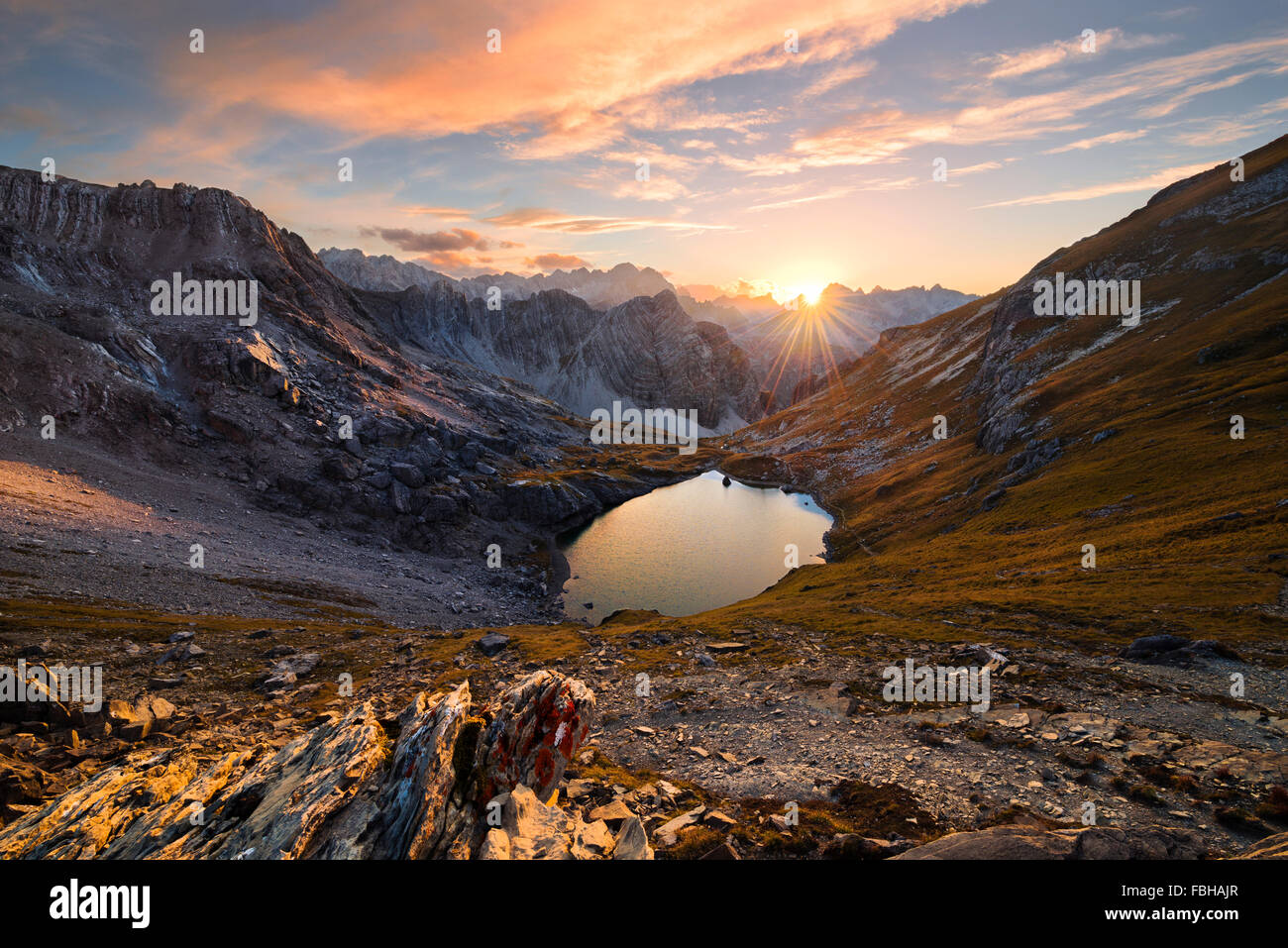 Österreich, Alpen, Tirol, Lechtal, Berg, Berge, Gufelsee, Felsen, Licht, Gegenlicht, Stimmung, Farben, Herbst, Steinen, Himmel, Farben, Wolken, Wasser, Bergsee, Ansicht, weite, Skurril, Panorama, Landschaft Stockfoto