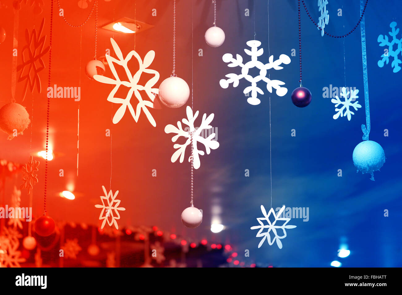 Schöne weiße Schneeflocken auf einen farbigen Hintergrund fotografiert hautnah Stockfoto