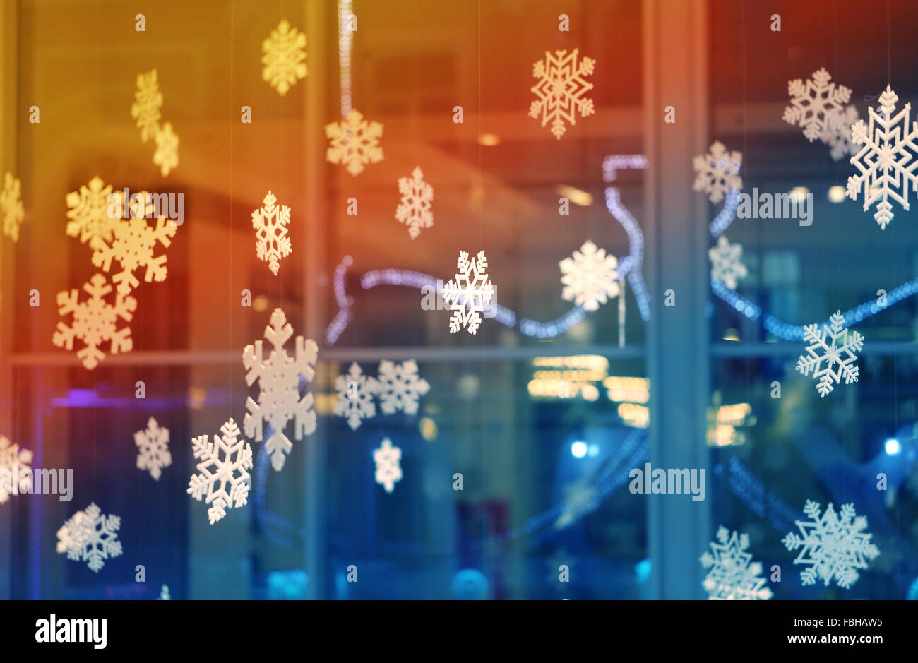 Schöne weiße Schneeflocken auf einen farbigen Hintergrund fotografiert hautnah Stockfoto