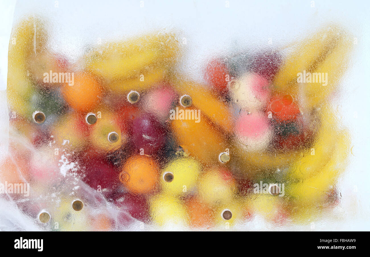 Köstliche Frucht in einem Eisblock eingefroren Stockfoto