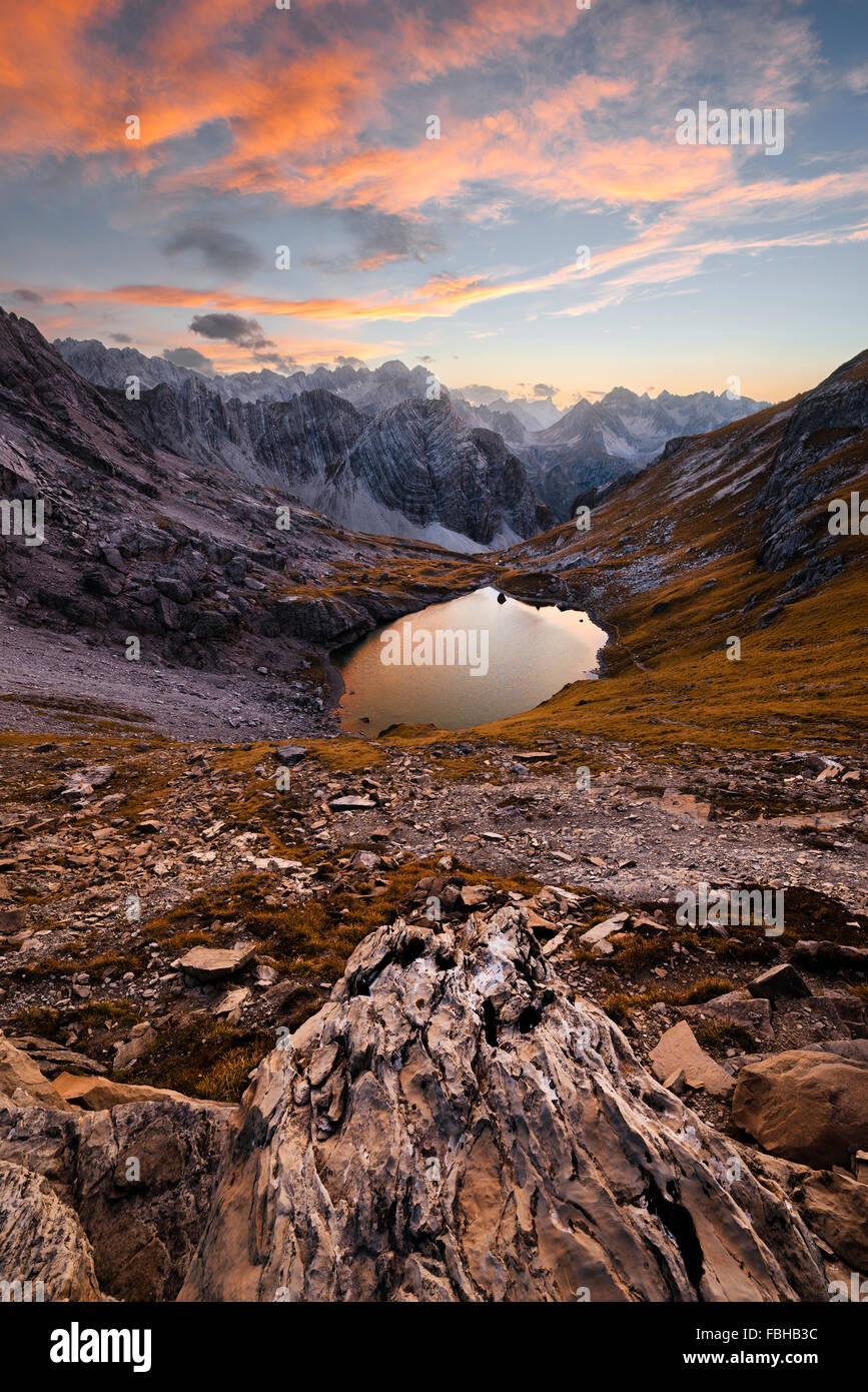 Österreich, Alpen, Tirol, Lechtal, Berg, Berge, Gufelsee, Felsen, Licht, Stimmung, Farben, Herbst, Steinen, Himmel, Farben, Wolken, Wasser, Bergsee, Ansicht, weite, Skurril, Panorama, Landschaft, Sonnenuntergang Stockfoto