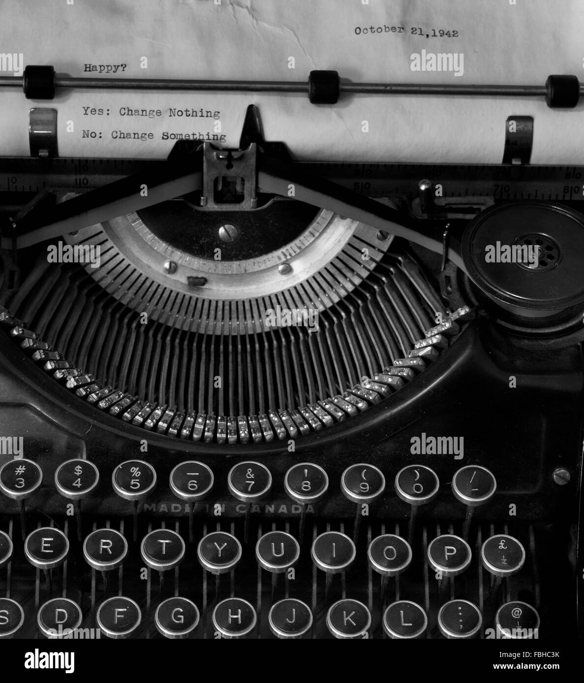 Vintage Schreibmaschine mit Meldung: glücklich? Nein.. dann etwas ändern Stockfoto