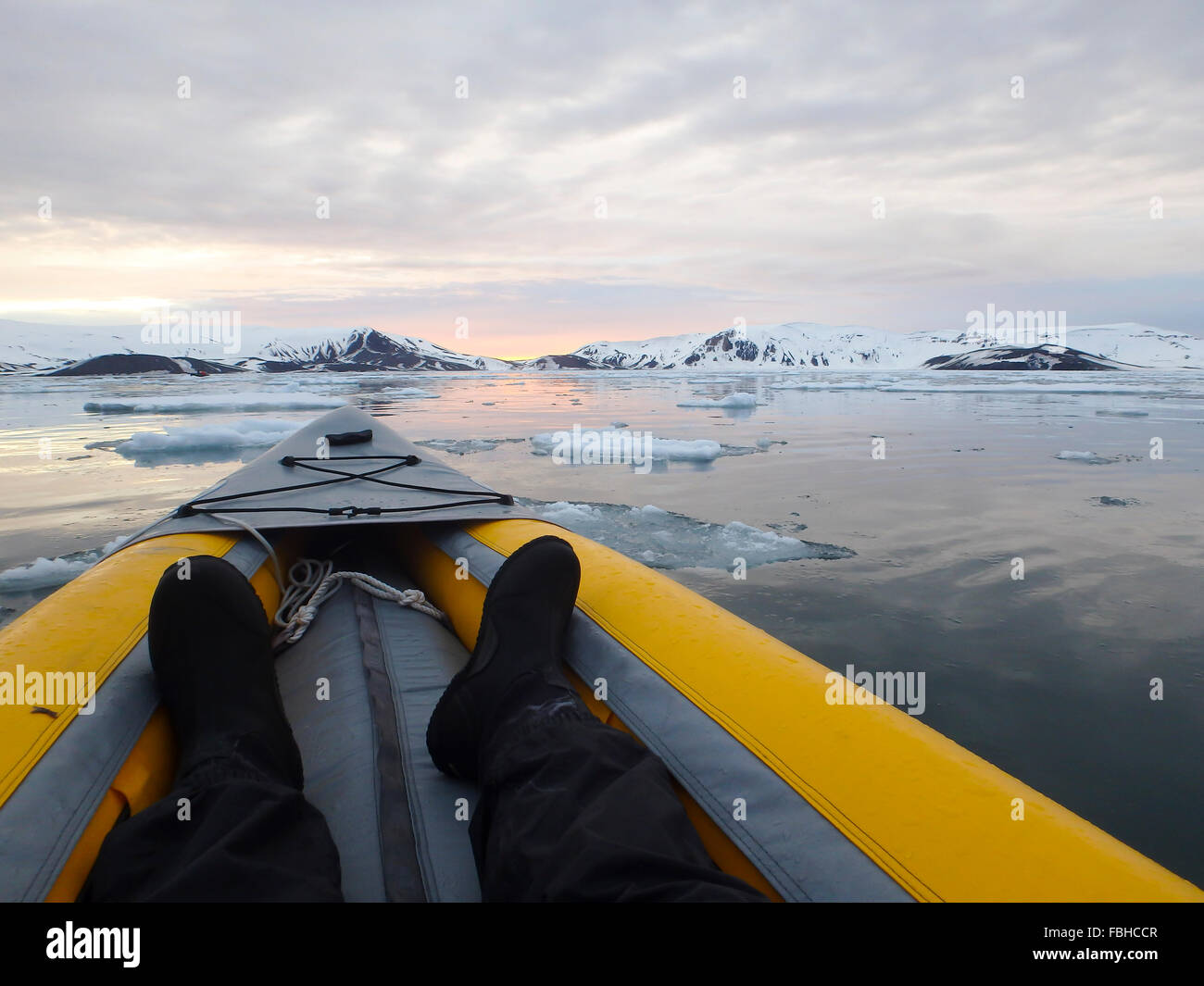 Innenansicht Kajak auf Sonnenuntergang über Eisfeld in der Antarktis. Stockfoto