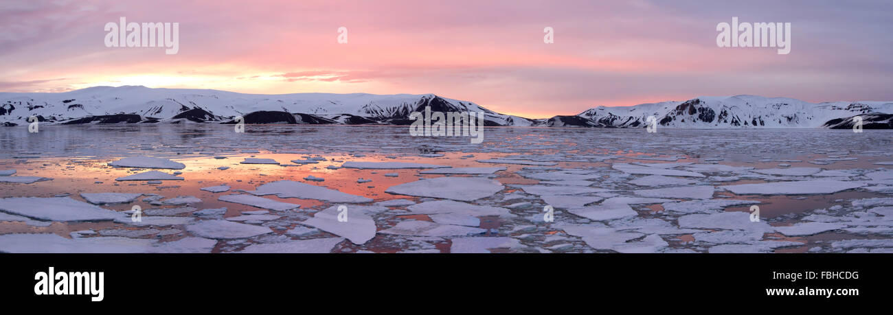 Arktische Glühen bei Sonnenuntergang im Sommer in der Whalers Bay, Deception Island, Antarktis. Stockfoto