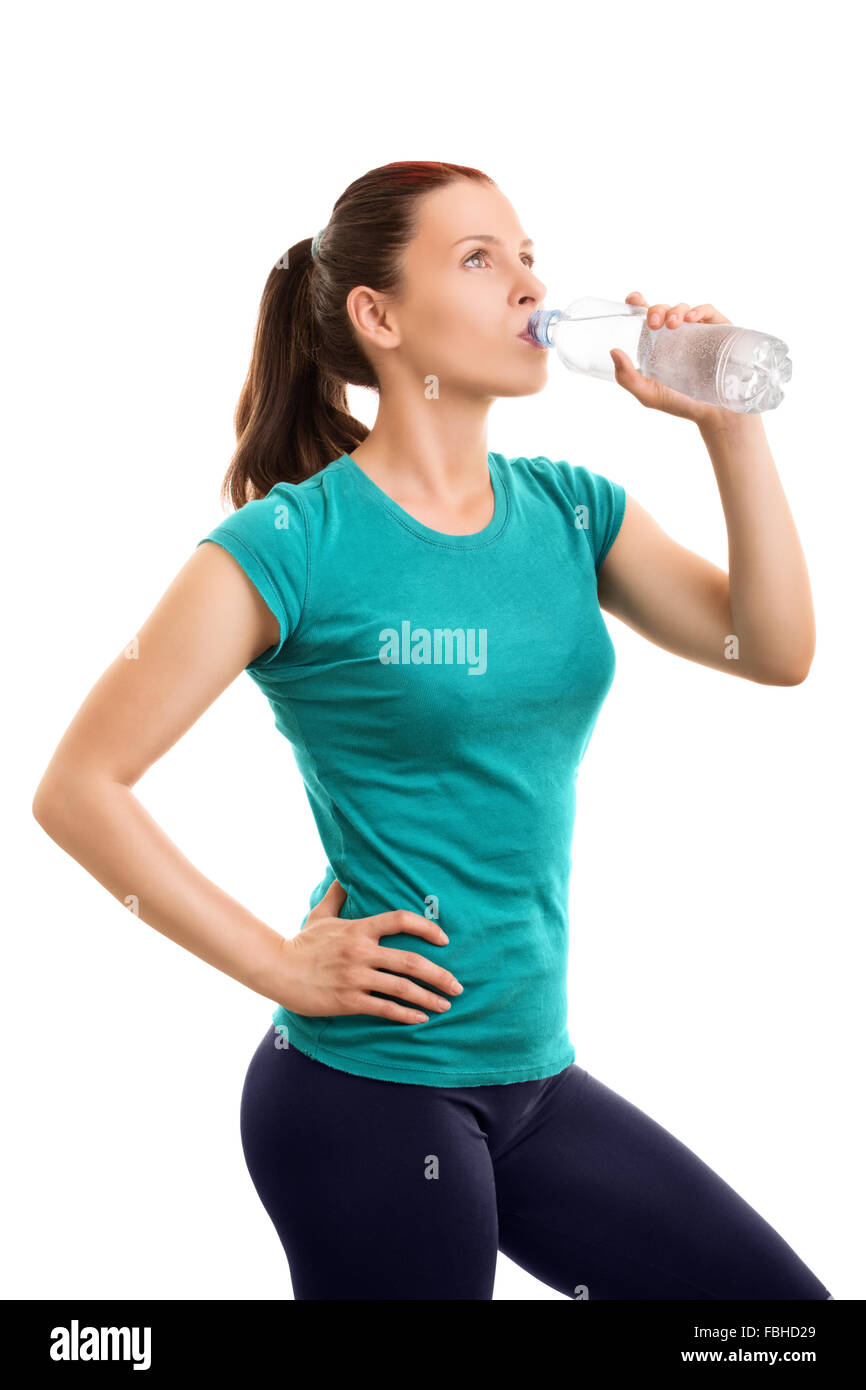 Selbst halten gut hydratisiert beim Trainieren. Schöne junge Mädchen Trinkwasser nach Ihrem Workout, auf weißem Hintergrund. Stockfoto