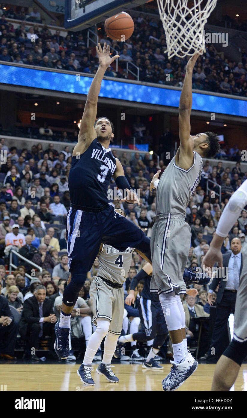 Washington, DC, USA. 16. Januar 2016. 20160116 - Villanova bewachen JOSH HART (3) trifft gegen Georgetown vorwärts ISAAC COPELAND (11) in der ersten Hälfte im Verizon Center in Washington. Bildnachweis: Chuck Myers/ZUMA Draht/Alamy Live-Nachrichten Stockfoto