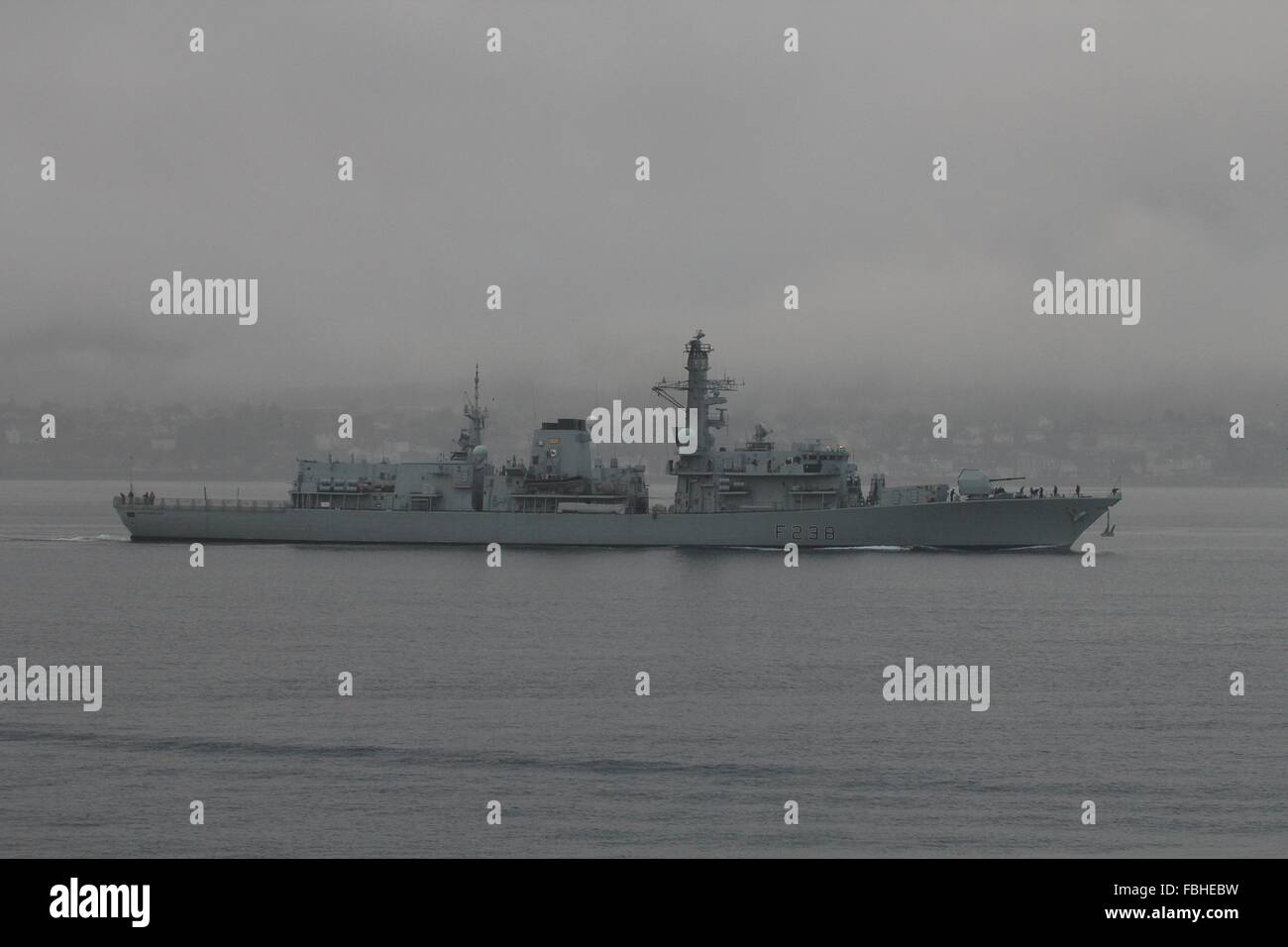 HMS Northumberland (F238), eine Art-23-Fregatte der Royal Navy, wie She Heads flussaufwärts für einen kurzen Besuch in Glasgow vor JW13-2. Stockfoto