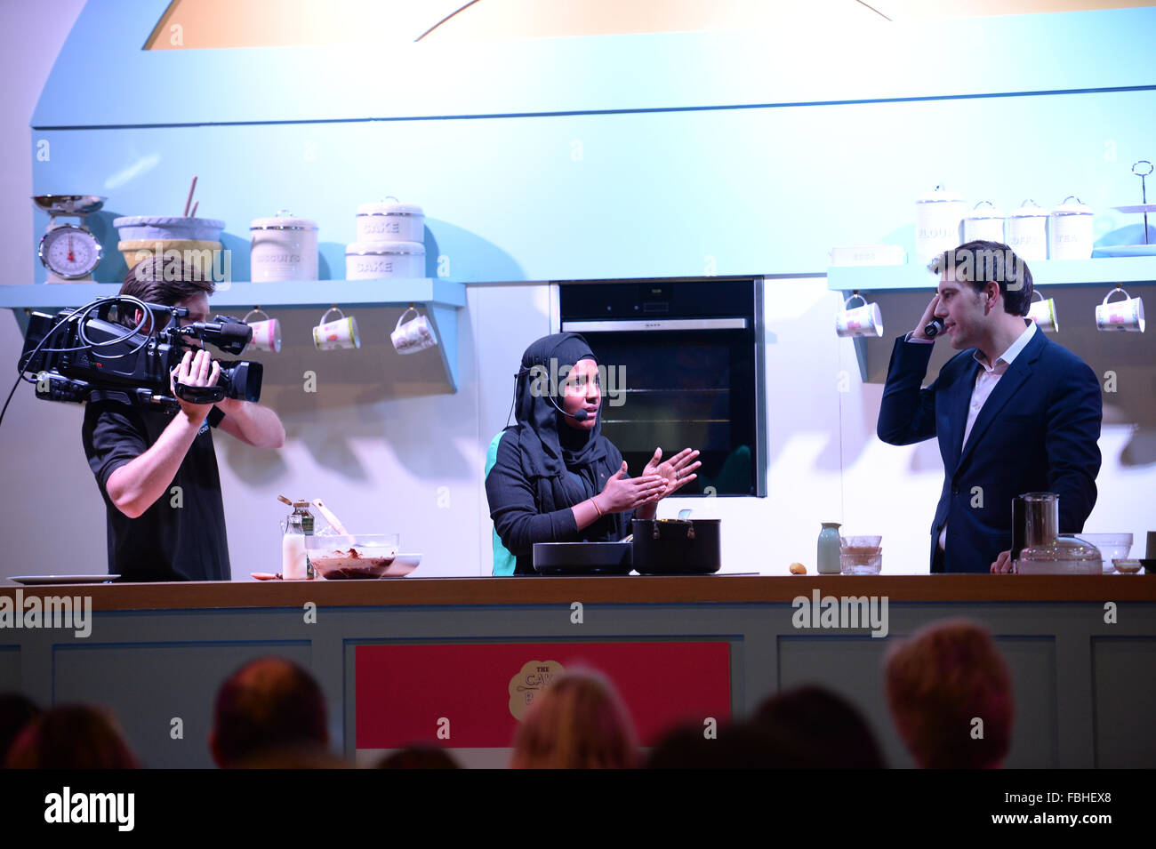 Nadiya Hussain, Gewinner des The Great British Bake Off 2015 nimmt Teil an einer Demonstration der Kochkunst am Kuchen und Backen zeigen. Stockfoto