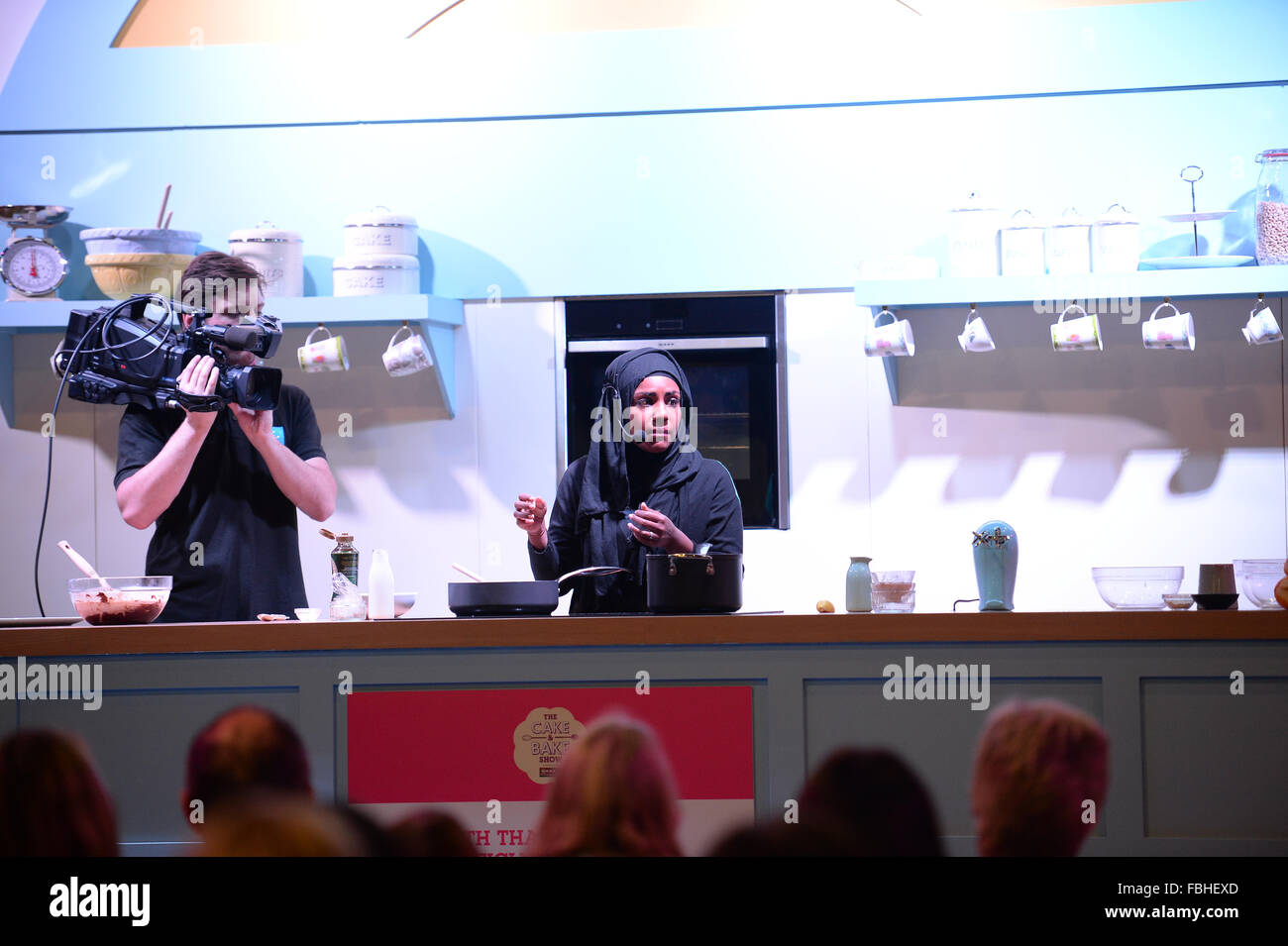 Nadiya Hussain, Gewinner des The Great British Bake Off 2015 nimmt Teil an einer Demonstration der Kochkunst am Kuchen und Backen zeigen. Stockfoto