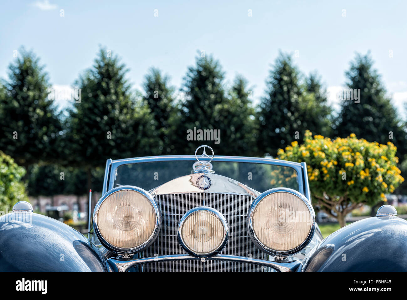 Schwetzingen, Baden-Württemberg, Deutschland, Mercedes-Benz 300 SL Roadster Baujahr 1957 bei der Classic Gala Concours d'Elégance im barocken Schlosspark Stockfoto
