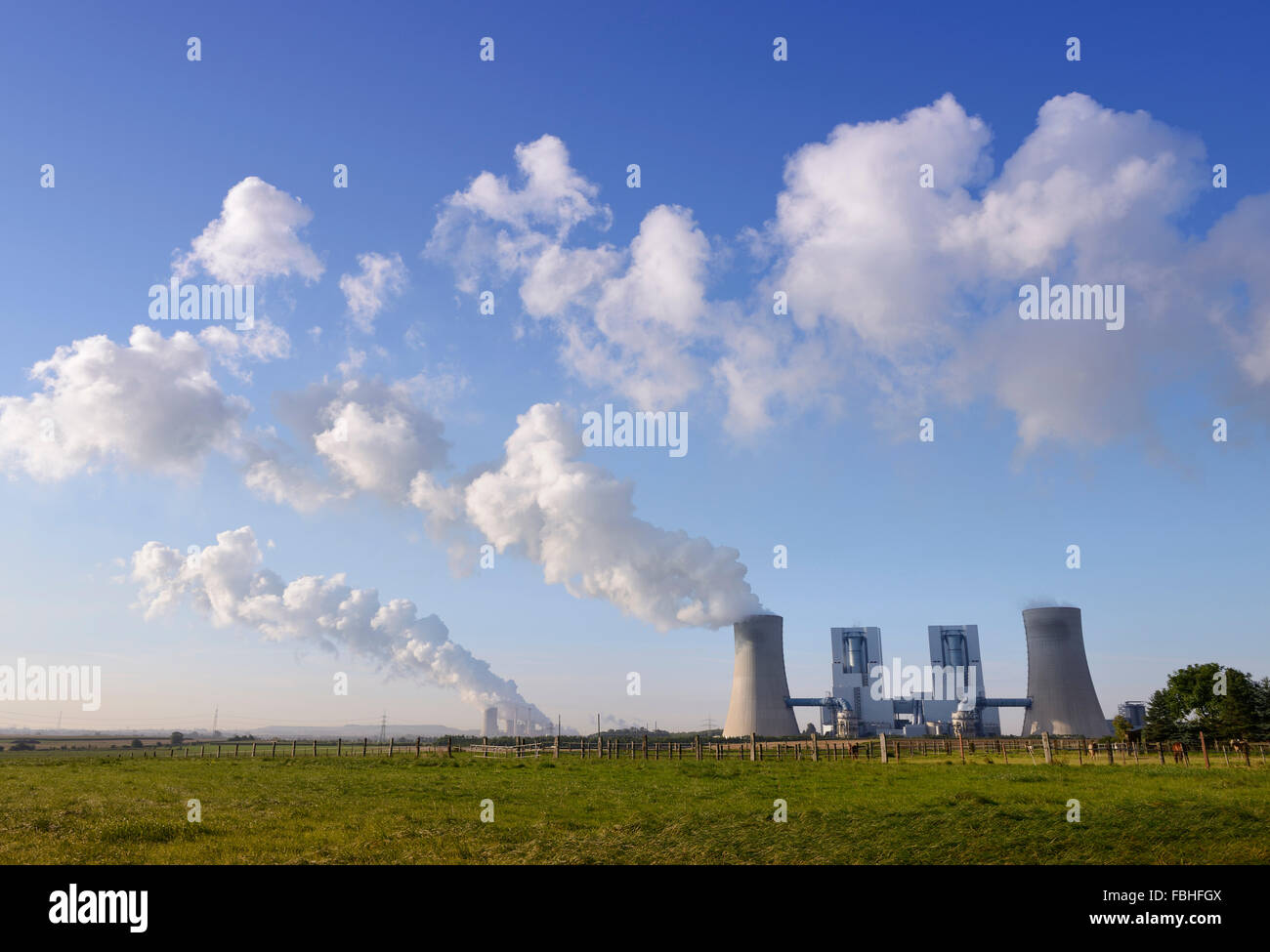 Neue Kohlekraftwerke station "Neurath", im Hintergrund das Kraftwerk "Niederaußem", Deutschland, Nordrhein-Westfalen, Grevenbroich Stockfoto