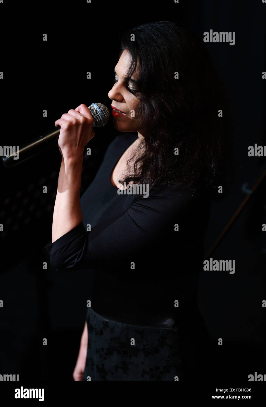 Frankfurt am Main, Deutschland. 16. Januar 2016. Talya G.A Solan aus dem  Kedem-Ensemble singt im internationalen Theater in Frankfurt am Main,  Deutschland, am 16. Januar 2016. Talya G.A Solan ist eine unabhängige